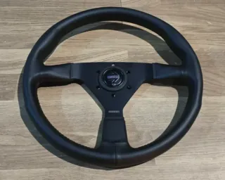 Volante momo montecarlo en cuero negro