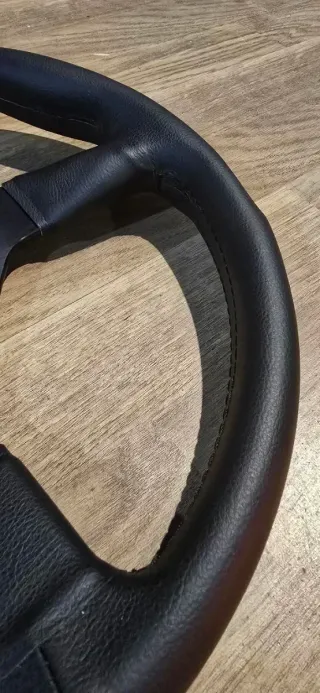 Volante momo montecarlo en cuero negro