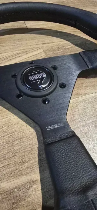 Volante momo montecarlo en cuero negro