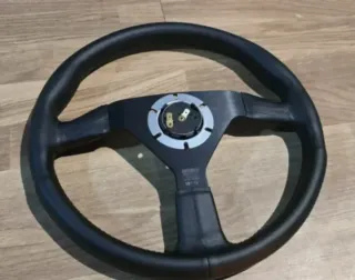 Volante momo montecarlo en cuero negro