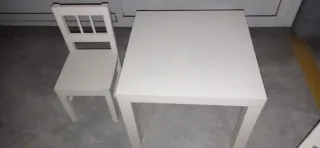 Mesita y 2 sillas para niños