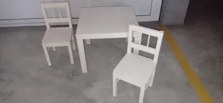 Mesita y 2 sillas para niños