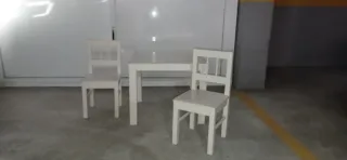 Mesita y 2 sillas para niños