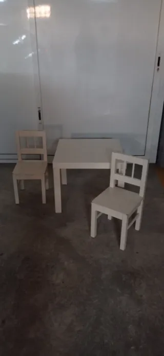 Mesita y 2 sillas para niños