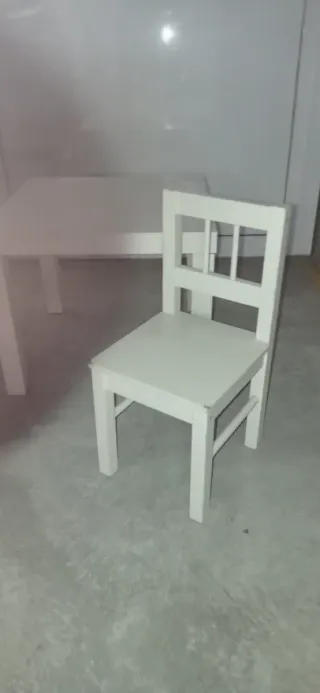 Mesita y 2 sillas para niños