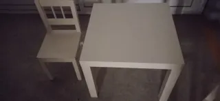 Mesita y 2 sillas para niños