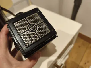 Cámara Rolleiflex Art-Deco con funda