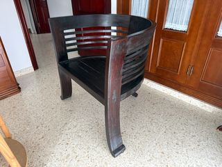 2 Sillónes de madera oscuro curvo