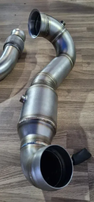 Downpipe para Mercedes A45 AMG C117 CLA