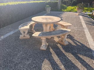 Conjunto mesa redonda y bancos piedra