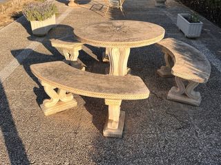 Conjunto mesa redonda y bancos piedra