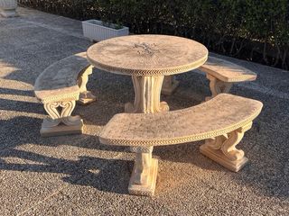 Conjunto mesa redonda y bancos piedra