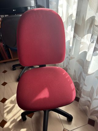 Silla ergonómica de tela roja