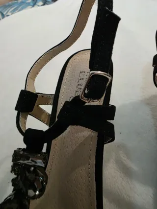 Sandalias tacón negras con pedrería