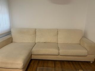 Sofá con cheslong color beig