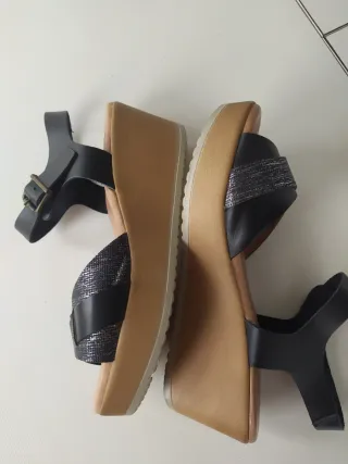 Sandalias cuña cuero negro y plata T39