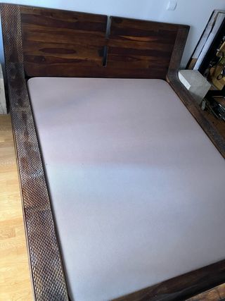 Cama de madera con cabecero