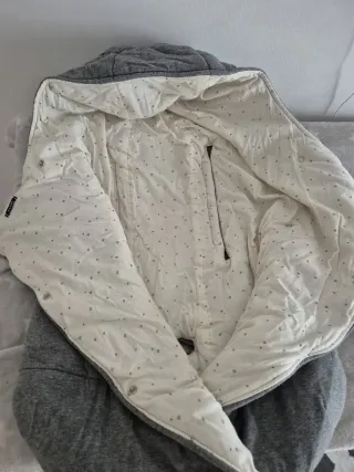 Saco de bebé gris con capucha