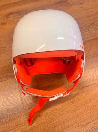 Casco de esquí blanco y naranja