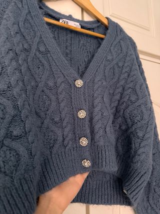 Cárdigan Zara trenzado con botones joya