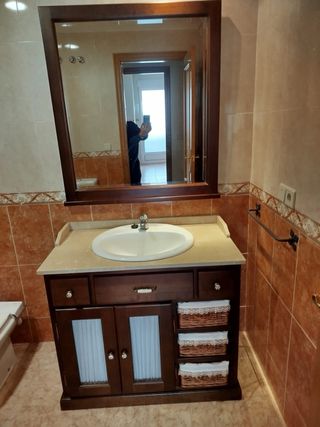 Mueble de baño madera y mimbre.Con espejo