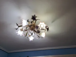 Lámpara de techo floral dorada y morada