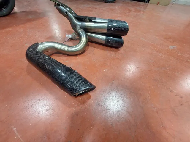 Escape Artesanal Triumph Rocket 3