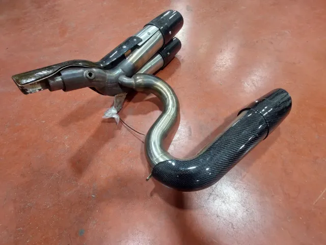 Escape Artesanal Triumph Rocket 3