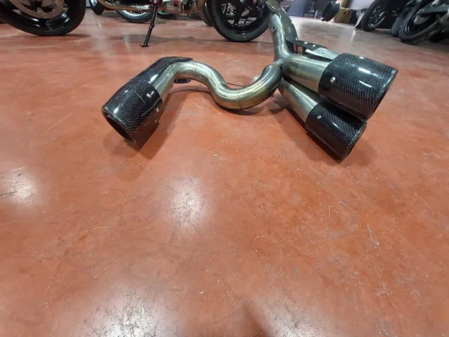 Escape Artesanal Triumph Rocket 3