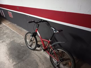 Bicicleta infantil Decathlon roja