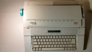 Máquina de escribir AEG Olympia Carrera memory II