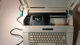 Máquina de escribir AEG Olympia Carrera memory II