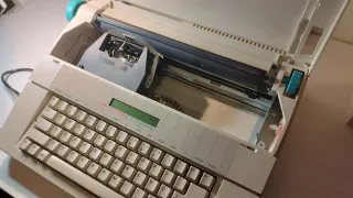 Máquina de escribir AEG Olympia Carrera memory II