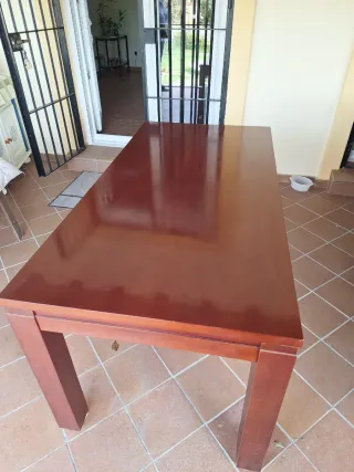 Mesa de comedor de madera