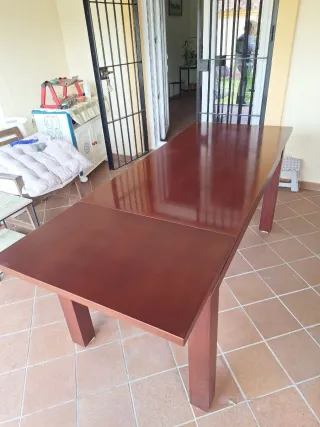 Mesa de comedor de madera