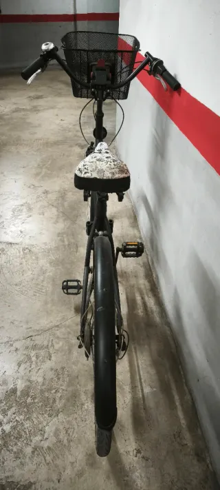 Bicicleta Paseo Negra 28" (100€ + silla infantil)