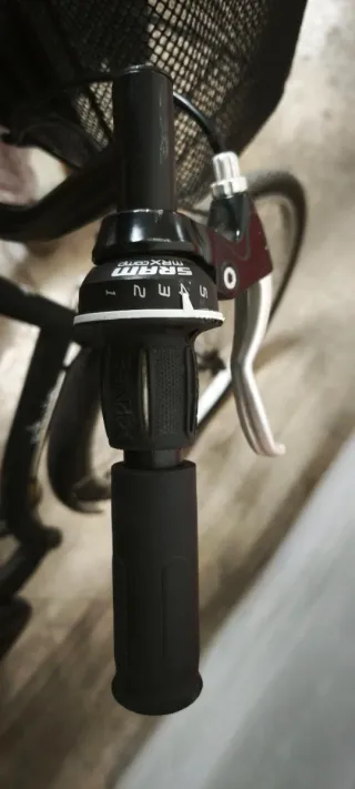 Bicicleta Paseo Negra 28" (100€ + silla infantil)