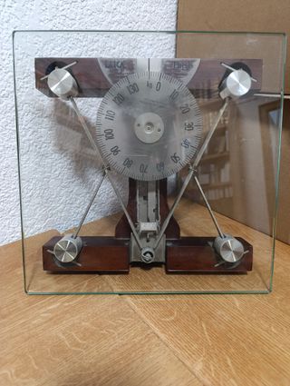 Báscula de baño vintage de cristal y madera