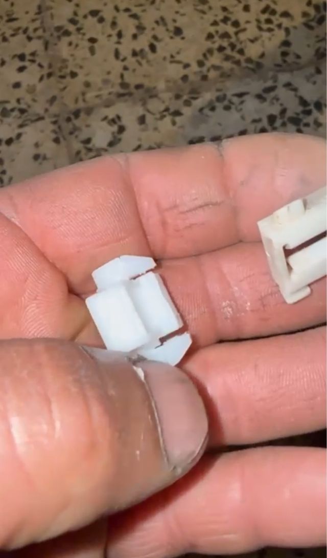 Conector plástico blanco para coche