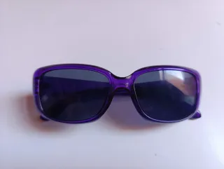 Gafas de sol moradas.