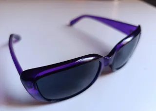 Gafas de sol moradas.