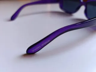 Gafas de sol moradas.