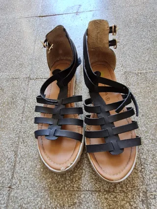 Sandalias negras y blancas