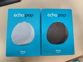 2 altavoces Amazon Echo Pop Blanco y Negro