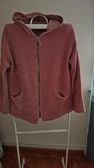 Chaqueta con cremallera y capucha