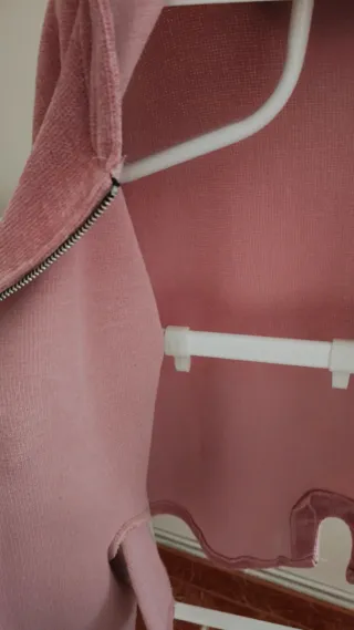 Chaqueta con cremallera y capucha