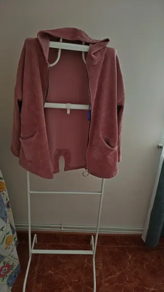 Chaqueta con cremallera y capucha