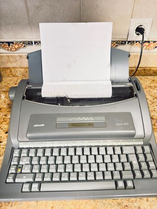 Máquina de escribir Olivetti Dora 603. Funciona.