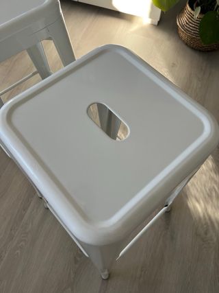 Taburetes metálicos blancos (2 unidades)