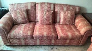 Sofá de tela rosa y beige